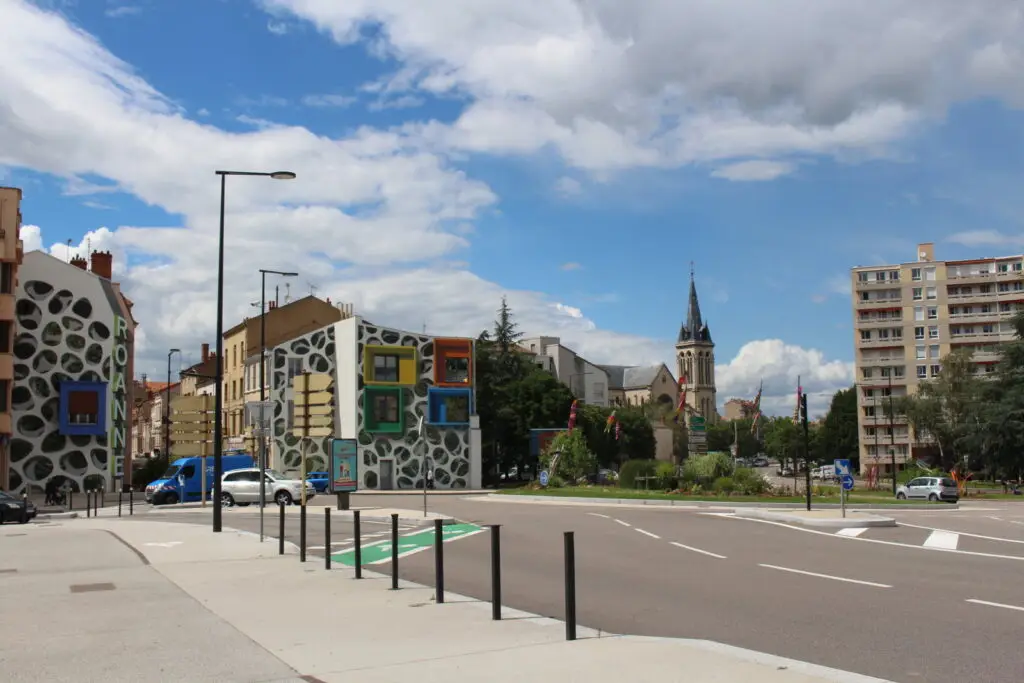 l-entree-de-la-ville-de-roanne-au-dessus-de-l-esplanade-des-mariniers-avec-l-eglise-notre-dame-des-victoires-photo-progres-jerome-delaby-fournie-par-nohao-1598381591-2096043995